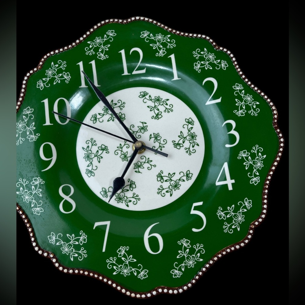 NEW TEMP-TATIONS GREEN WALL KITCHEN CLOCK